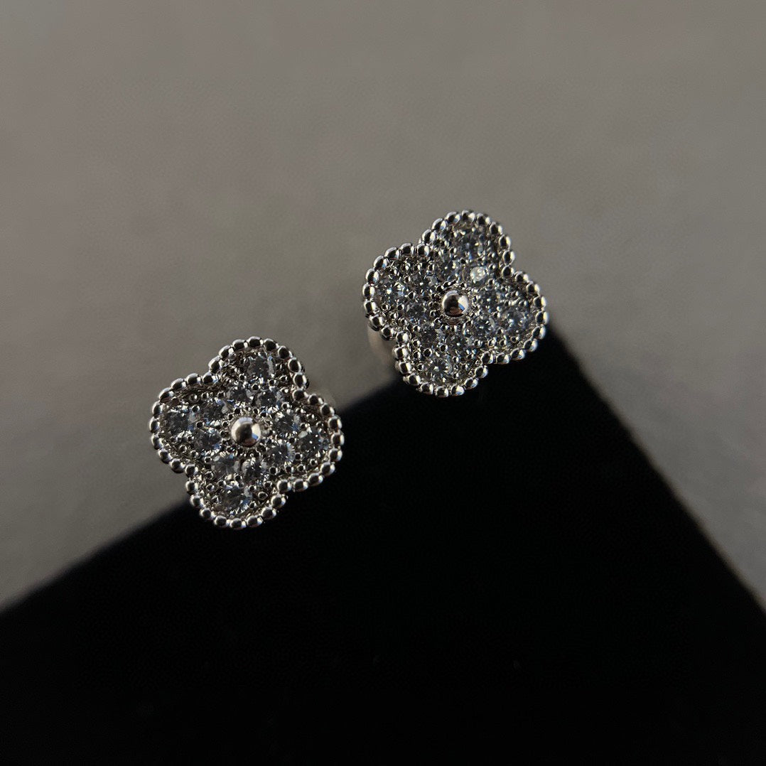 [RAFFINE]CLOVER MINI DIAMOND STUD EARRINGS