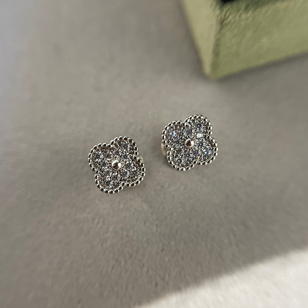 [RAFFINE]CLOVER MINI DIAMOND STUD EARRINGS